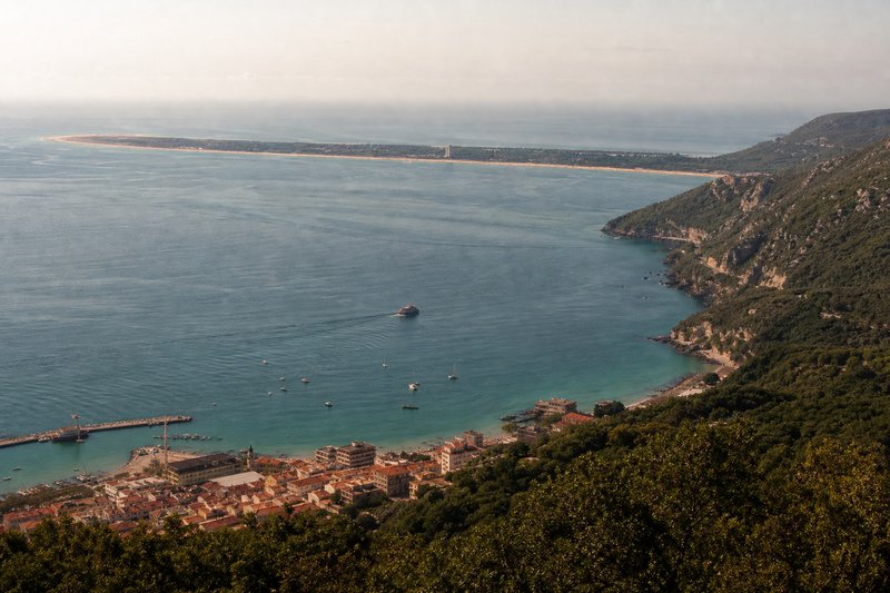 Baía de Setúbal com a Serra da Arrábida e a península de Tróia